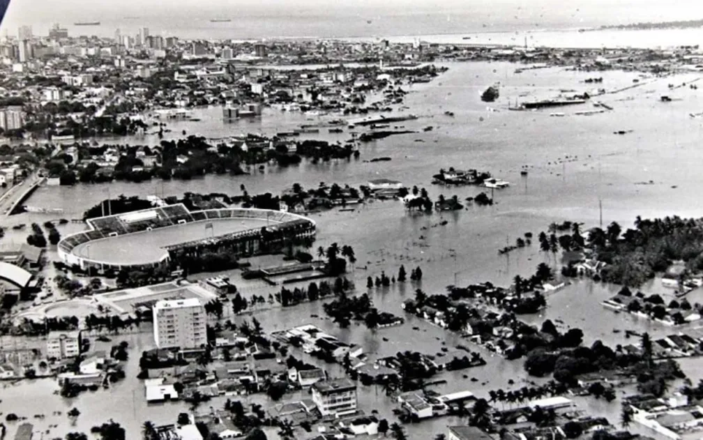 📸 Foto: Arquivo / Diário de Pernambuco
(Imagem histórica da enchente de 1975, quando cerca de 80% do território do Recife ficou submerso.)